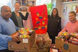 vrijwilliger inpakken sinterklaas vrijwilliger inpakken sinterklaas