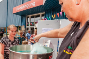 vrijwilliger suikerspin met kind vrijwilliger suikerspin met kind
